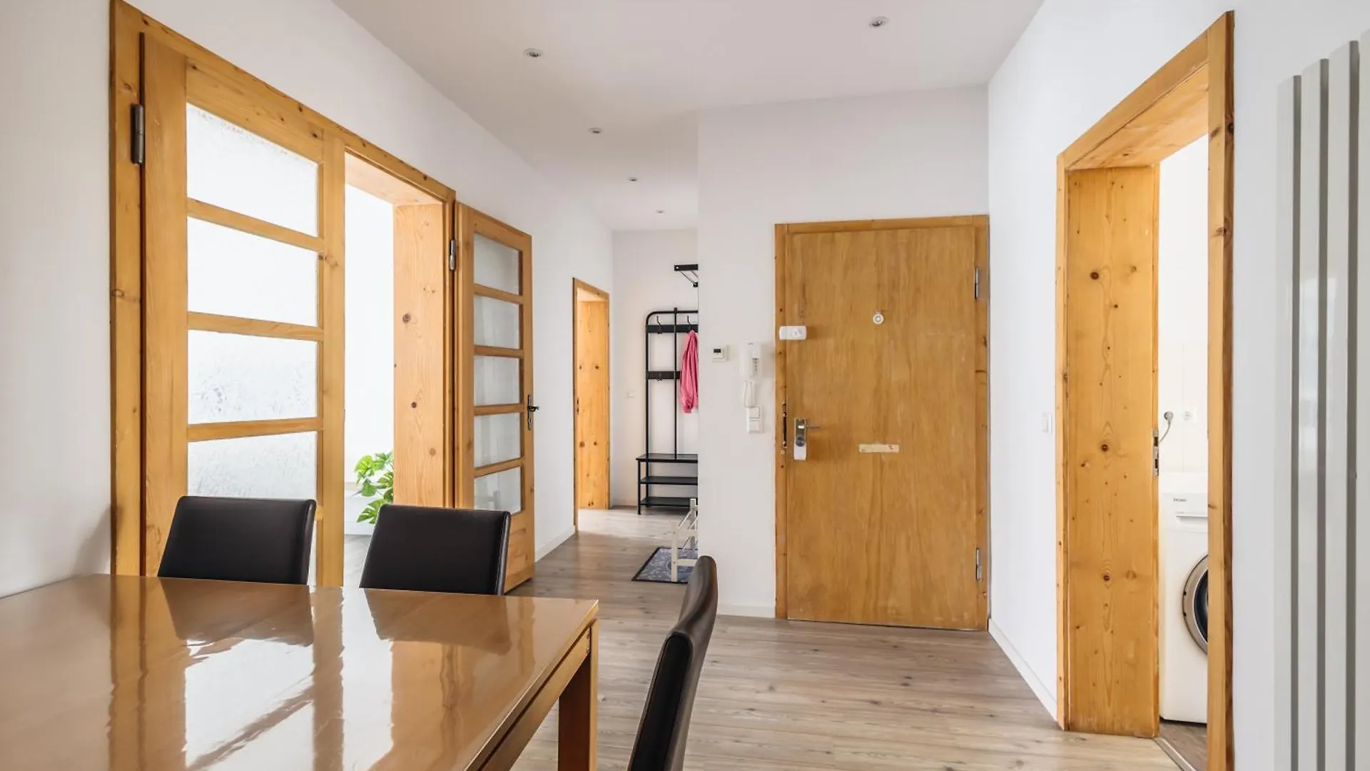 Centrally Located 2-Room Apartment Ганновер 0*,