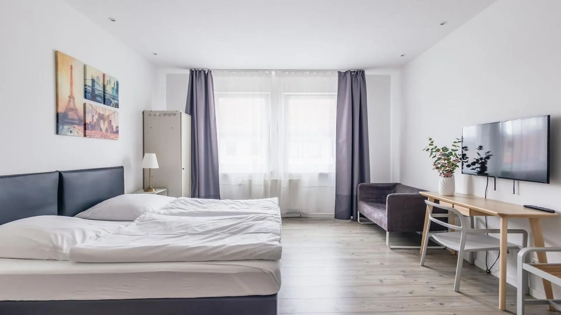 Centrally Located 2-Room Apartment Ганновер