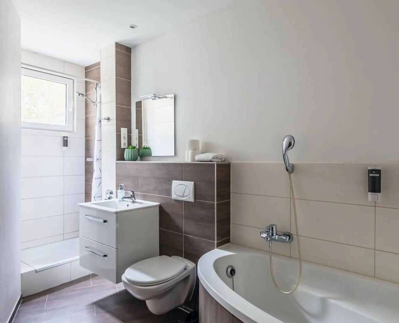 Centrally Located 2-Room Apartment Ганновер