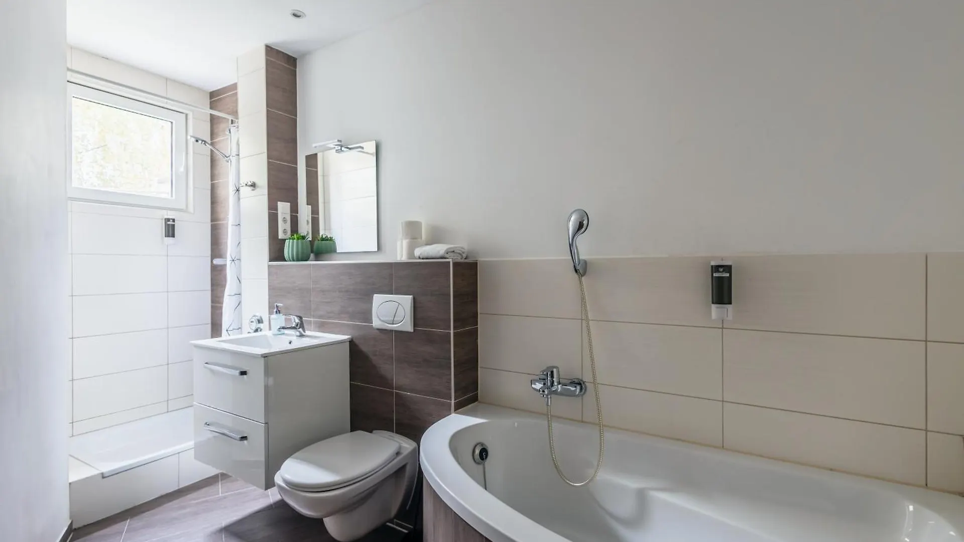 Centrally Located 2-Room Apartment Ганновер