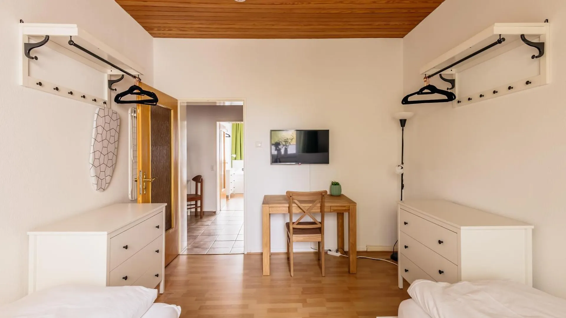 Centrally Located 2-Room Apartment Ганновер